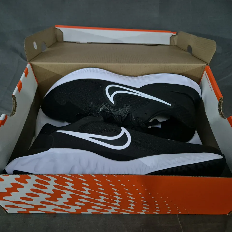 BOXED PAIR OF NIKE RENEW RUN 2 SHOES IN BLACK/WHITE UK SIZE 8.5