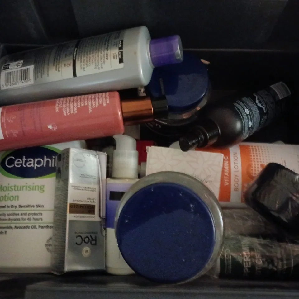 APPROXIMATELY 13 ASSORTED HEALTH & BEAUTY PRODUCTS TO INCLUDE PROVOKE KEEP IT BRIGHT, ENLIVEN HAIR GEL, BLAVANA BODY LOTION, ETC - COLLECTION ONLY