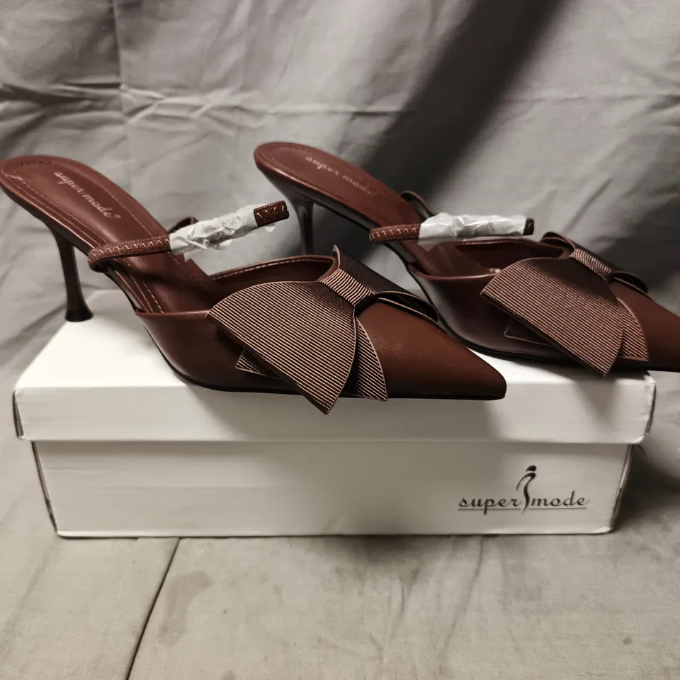 BOXED PAIR OF SUPER MODE POINTED TOE HEELED SHOES WITH BOW DETAIL IN CHOCOLATE SIZE EU 39