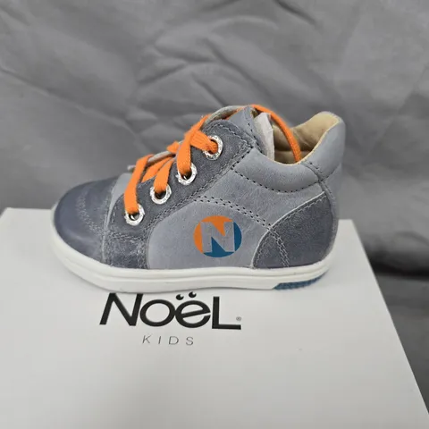 NOËL KIDS MINI MARCH SNEAKERS – GREY/BLUE, ORANGE LACES, EU 20 (UK 4)