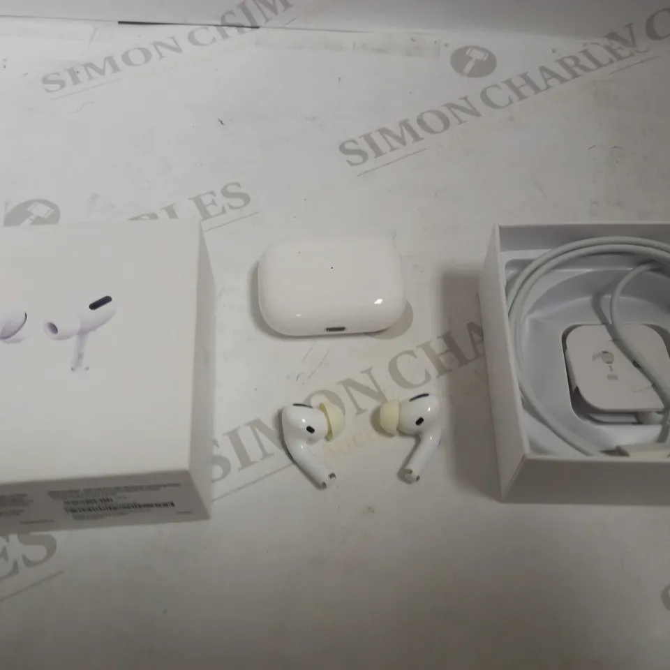 APPLE AIRPODS PRO WITH WIRELESS CHARGING CASE