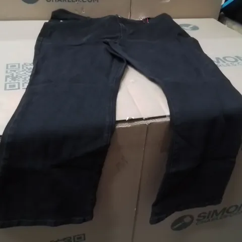BOXED BRAND NEW APPROXIMATELY 7 MAGISCULPT DENIM BLACK JEANS SIZE 22