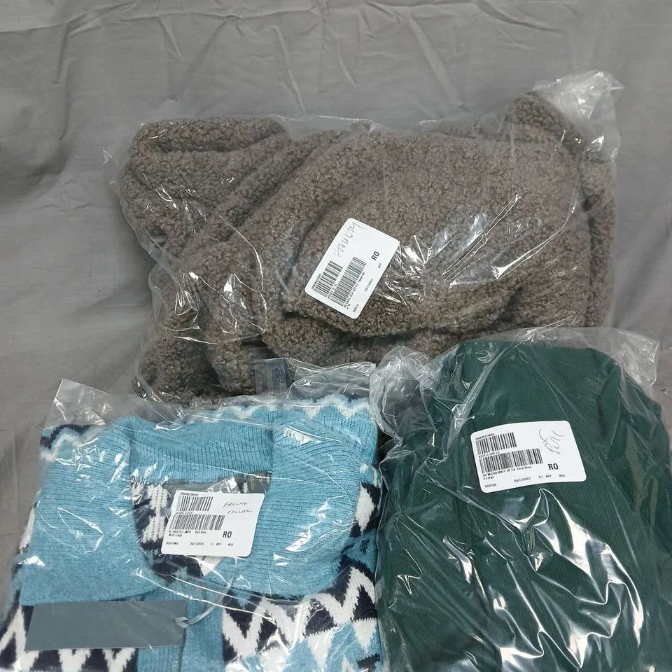 APPROXIMATELY 10 ASSORTED CLOTHING ITEMS IN VARIOUS STYLES, SIZES & COLOURS