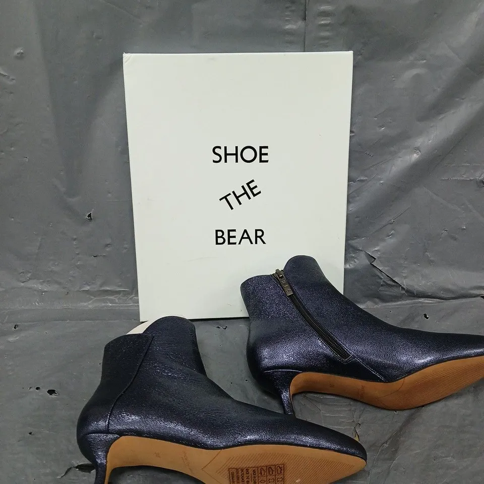 BOXED PAIR OF SHOE THE BEAR MIDNIGHT METALLICA ZIP UP HEEL BOOT - UK 5 