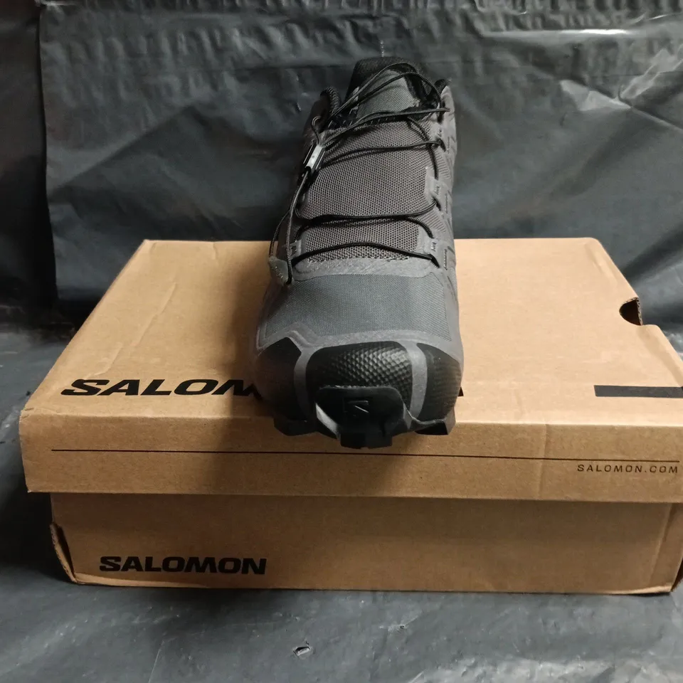 BOXED PAIR OF SALOMON SPEEDCROSS SHOES IN GREY SIZE UK 8.5