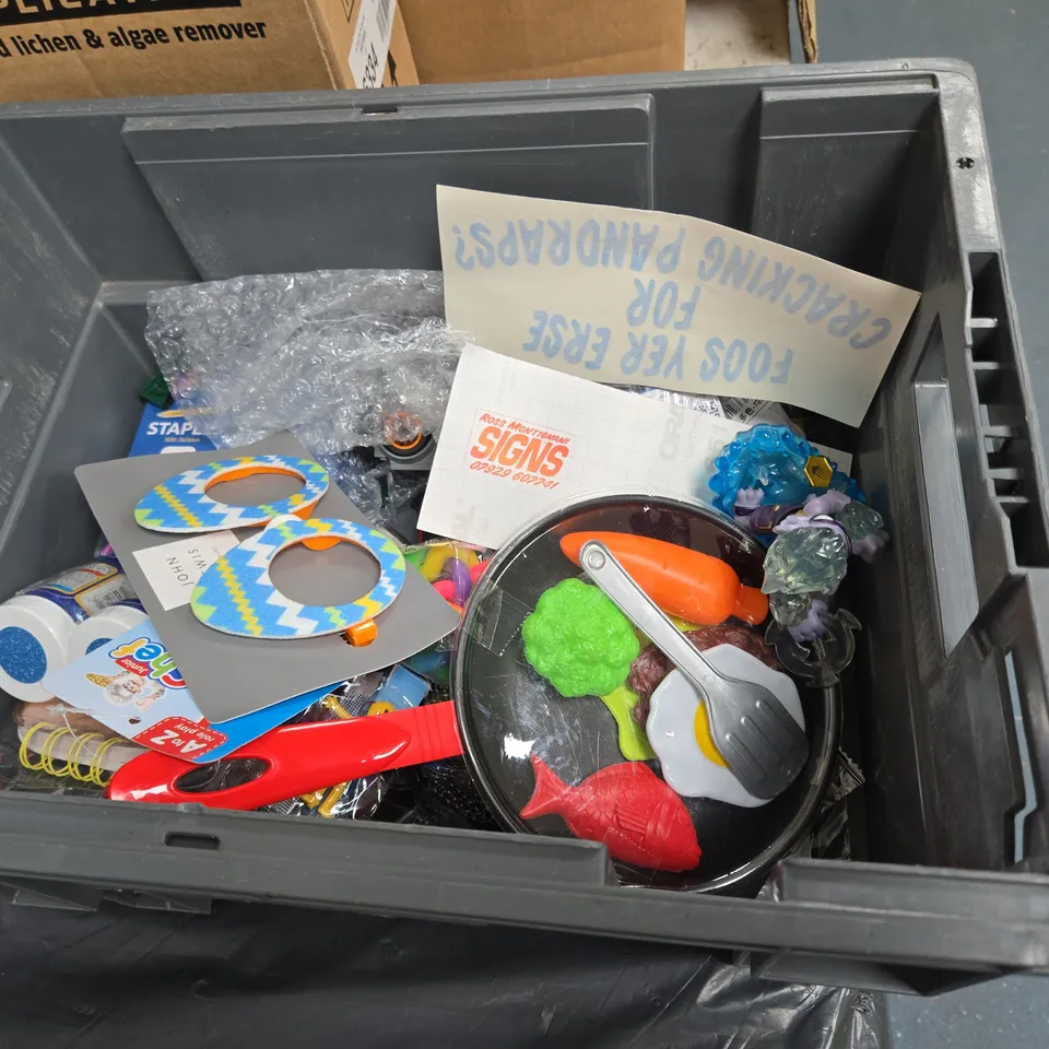TOTE OF ASSORTED TOYS AND ACCESSORIES TO INCLUDE; STAPLES, TOP TRUMPS SHAKESPEARE PLAYS, LEGO, THEORY TEST FLASH CARDS