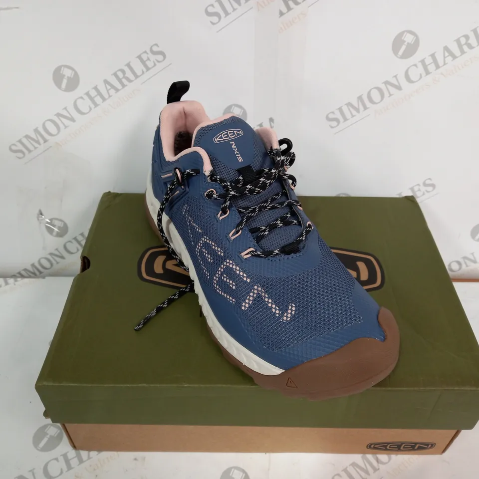 BOXED KEEN VINTAGE INDIGO/PEACH NXIS EVO WALKING SHOES - SIZE 7