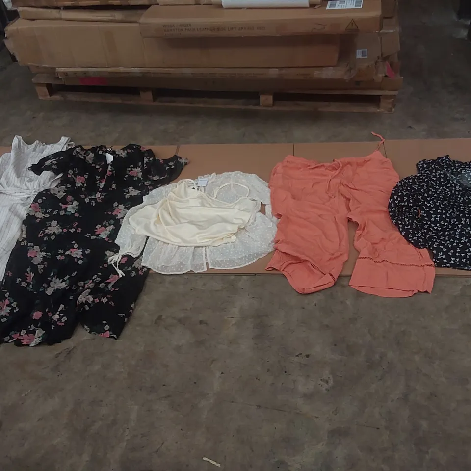 PALLET CONTAINING APPROXIMATELY 650x BRAND NEW ASSORTED DESIGNER CLOTHING ITEMS