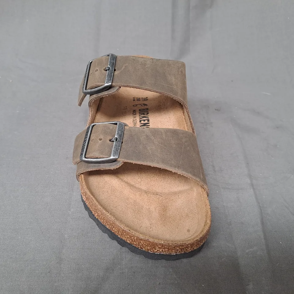 BOXED PAIR OF BIRKENSTOCK ARIZONA BS OPEN TOE SANDALS IN FADED KHAKI EU SIZE 39