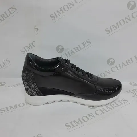 BOXED PAIR OF RUTH LANGSFORD WEDGE TRAINERS IN BLACK SIZE 7