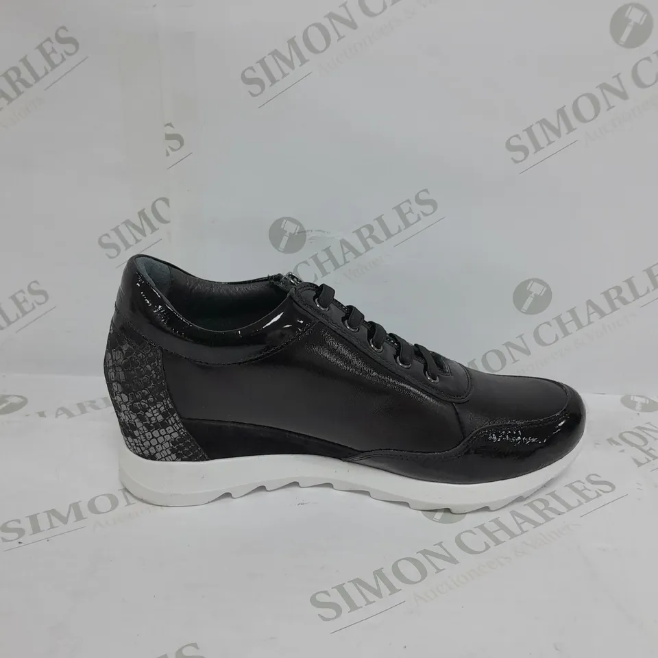 BOXED PAIR OF RUTH LANGSFORD WEDGE TRAINERS IN BLACK SIZE 7