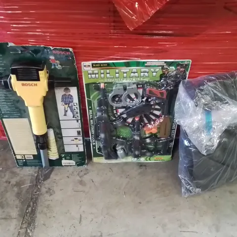 PALLET OF ASSORTED HOUSEHOLD GOODS AND PRODUCTS TO INCLUDE; ASSORTED TOYS, BACK PACKS, LAMP SHADES