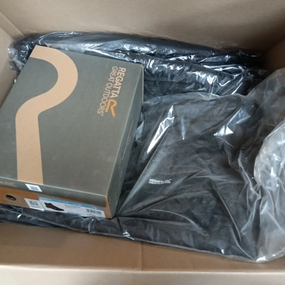APPROXIMATELY 15 ASSORTED BRAND NEW REGATTA CLOTHING ITEMS IN VARIOUS SIZES, STYLES & COLOURS TO INCLUDE CLUMBER IV HYBRID, HOLCOMBE IEP, ETC