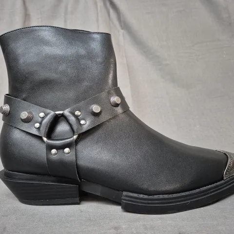 BOXED PAIR OF KOI SOULRENDER MEN'S HARDWARE COWBOY BOOTS IN BLACK/ANTIQUE SILVER UK SIZE 12