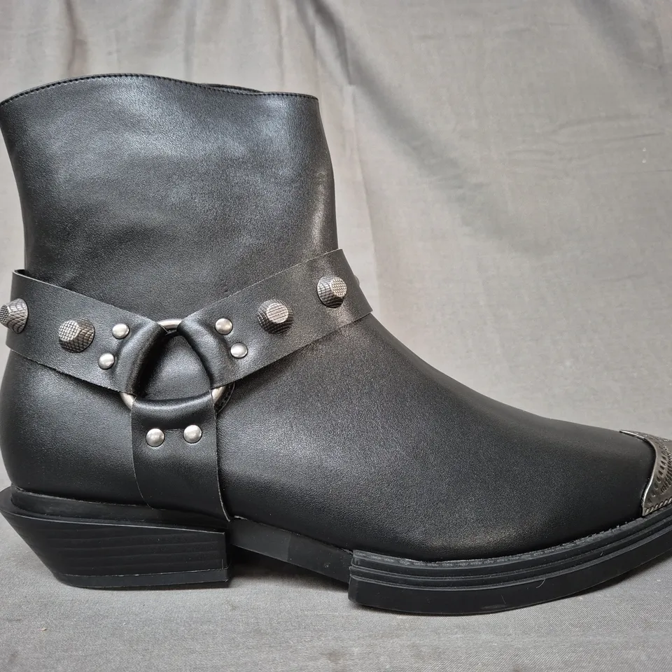 BOXED PAIR OF KOI SOULRENDER MEN'S HARDWARE COWBOY BOOTS IN BLACK/ANTIQUE SILVER UK SIZE 12
