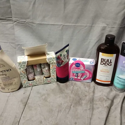 APPROXIMATELY 15 ASSORTED HEALTH & BEAUTY PRODUCTS TO INCLUDE JOHN FRIEDA FRIZZ EASY CONDITIONER, BULL DOG SHOWER GEL, NEALS YEARD BODY POLISH, ETC