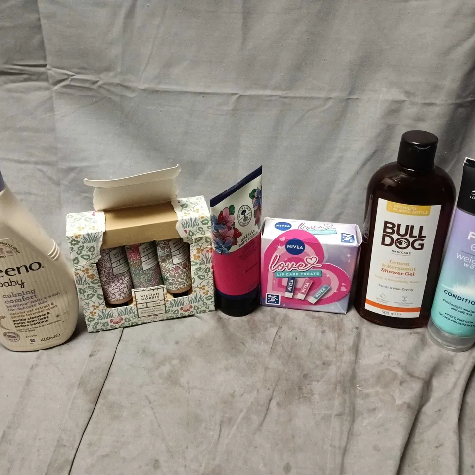 APPROXIMATELY 15 ASSORTED HEALTH & BEAUTY PRODUCTS TO INCLUDE JOHN FRIEDA FRIZZ EASY CONDITIONER, BULL DOG SHOWER GEL, NEALS YEARD BODY POLISH, ETC