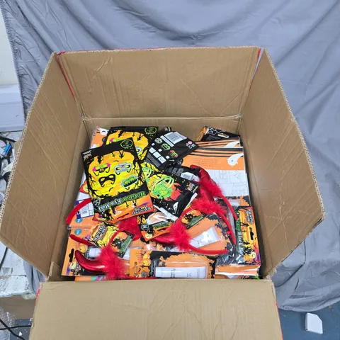 BOX OF APPROXIMATELY 25 ASSORTED HALLOWEEN DECORATIONS 