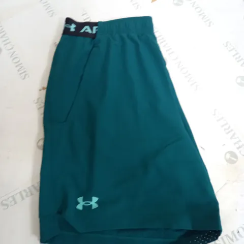 UNDER ARMOUR FITTED SHORTS SIZE M