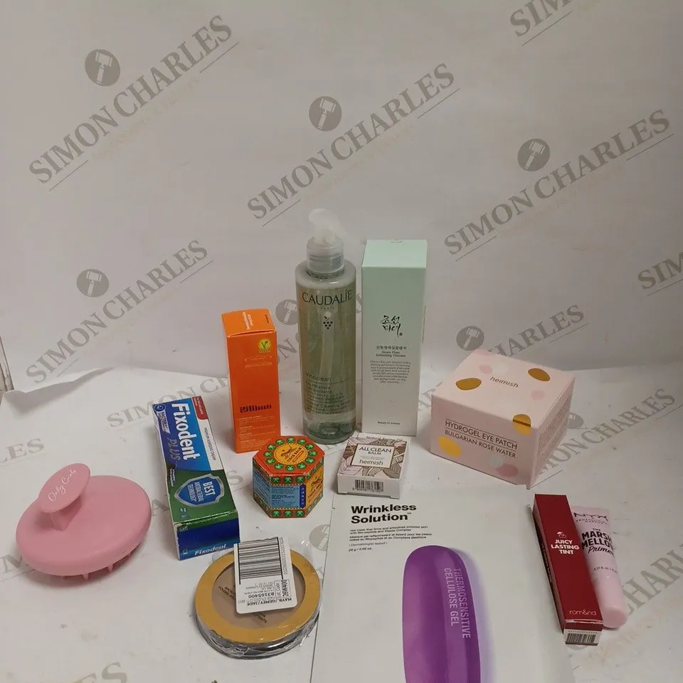 BOX OF APPROXIMATELY 20 ASSORTED HEALTH & BEAUTY PRODUCTS TO INCLUDE GREEN PLUM REFRESHING CLEANER, TIGER BALM, BULGARIAN ROSE WATER ETC 
