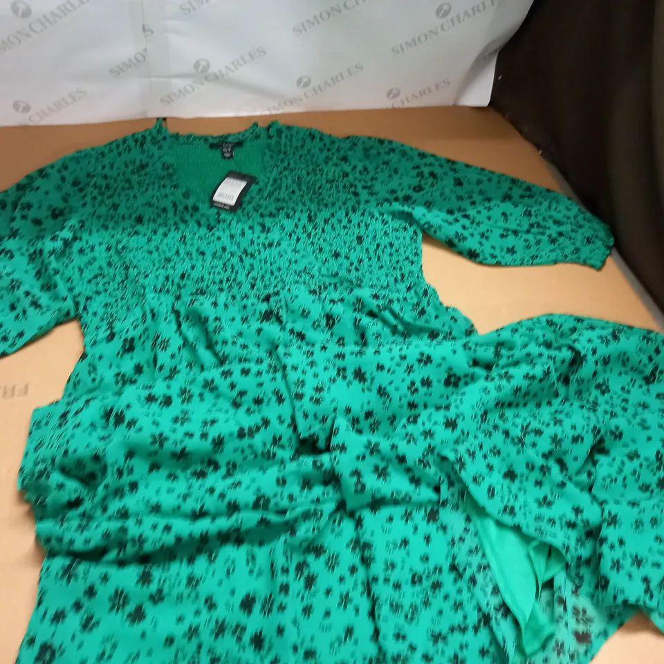 NEW LOOK CURVE V-NECK SHIRRED DRESS - UK 18