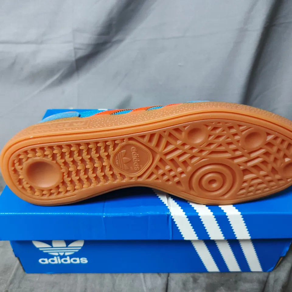 BOXED PAIR OF ADIDAS MENS HANDBALL SPEZIAL TRAINERS IN BLUE/ORANGE - UK 5