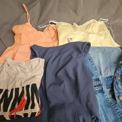 BOX OF APPROXIMATELY 20 ASSORTED CLOTHING ITEMS TO INCLUDE TOPS, DRESSES, TSHIRT, ETC