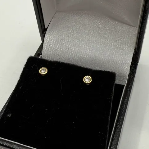 18CT YELLOW GOLD STUD EARRINGS SET WITH NATURAL DIAMONDS