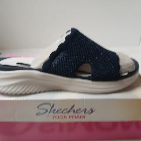 BOXED PAIR OF SKECHERS WOMEN'S NAVY YOGA FOAM SANDALS – UK 7