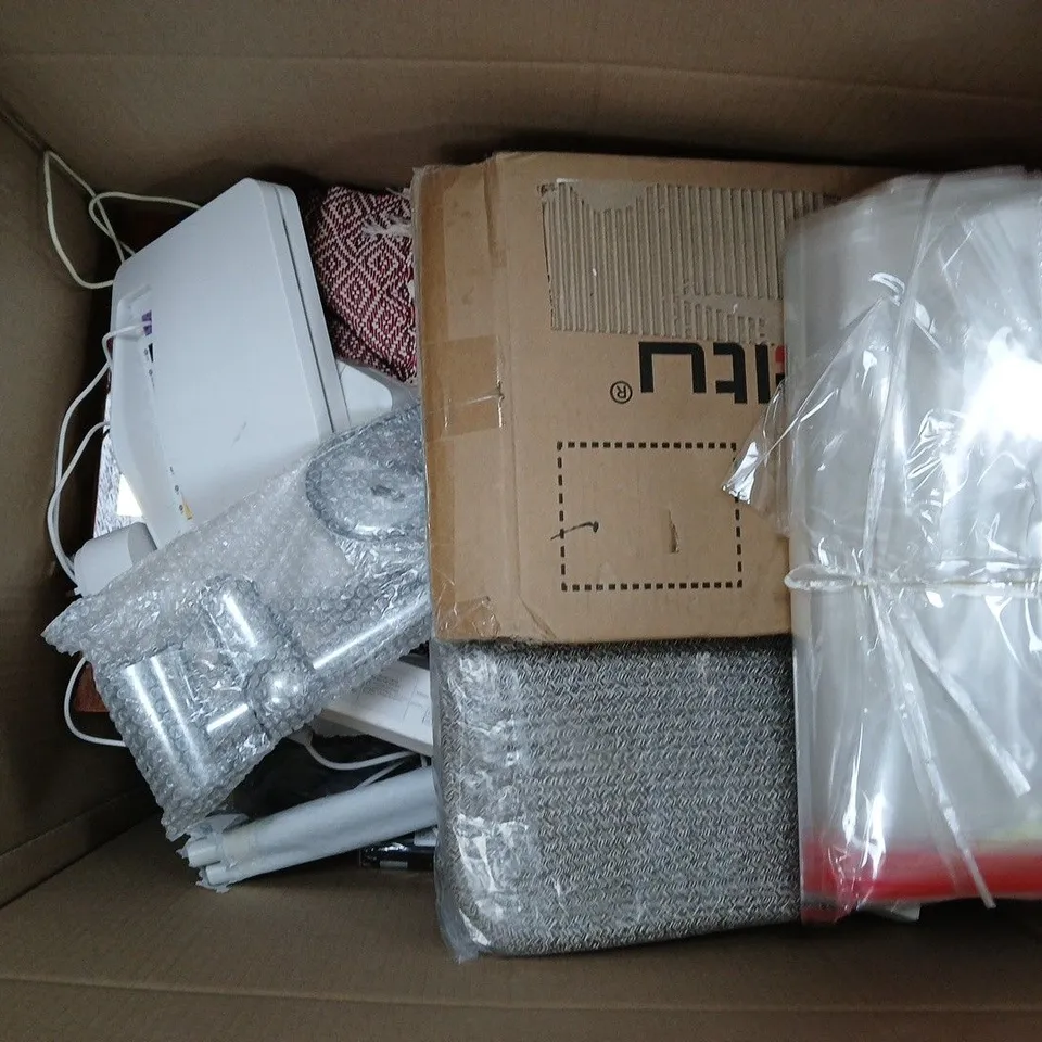 APPROXIMATELY 20 ASSORTED HOUSEHOLD PRODUCTS TO INCLUDE SKY ROUTER, LAUNDRY BAG, BUBBLE BLANKET, ETC