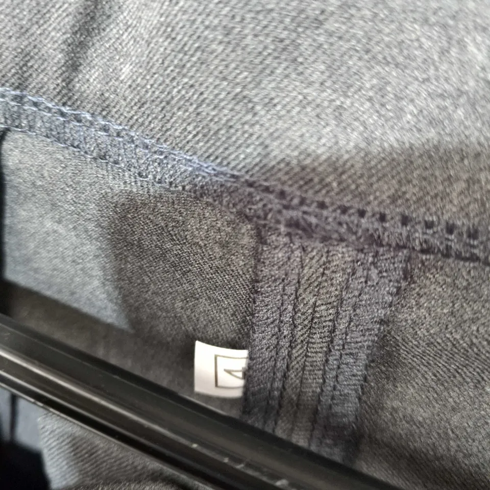 GREY MEN'S SUIT JACKET & TROUSERS SET – SIZE XL (EU 44)