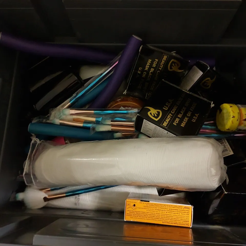 BOX OF APPROX 20 COSMETIC ITEMS TO INCLUDE GATINEAU WATER CREAM, MAGIC CRYSTALS SHOWER SCRUB, BODY SHOP MANGO BATH BLEND