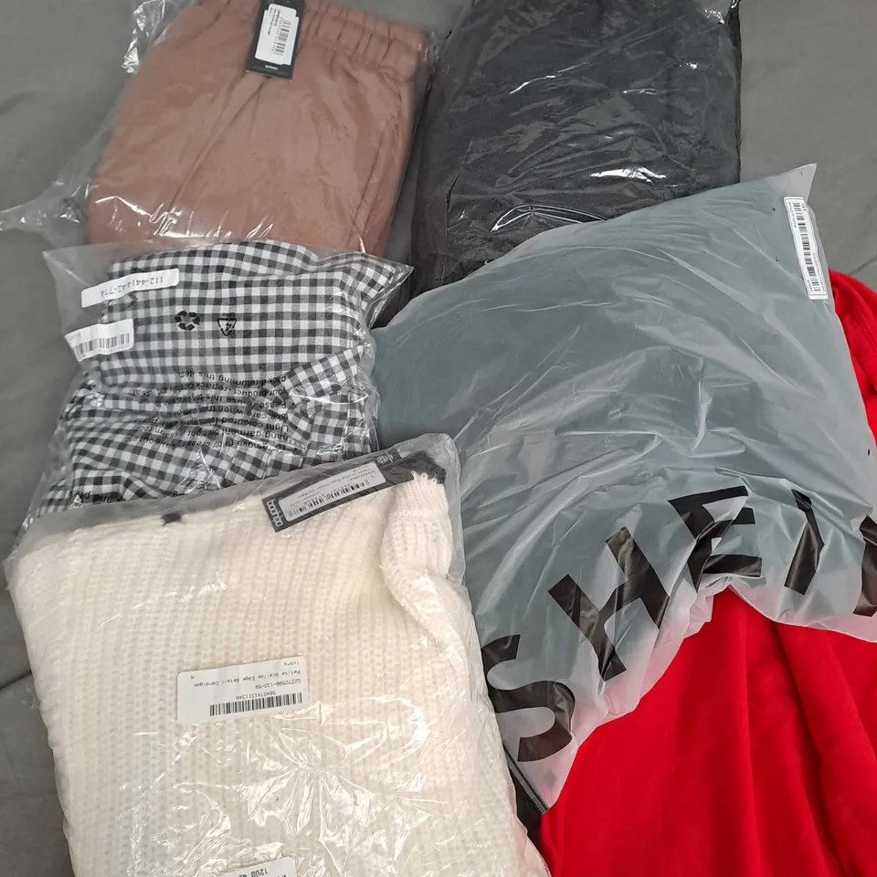 APPROXIMATELY 25 ASSORTED CLOTHING ITEMS IN VARIOUS SIZES TO INCLUDE T-SHIRTS, JOGGERS, CARDIGAN, ETC
