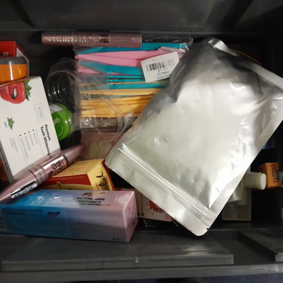 APPROXIMATELY 20 ASSORTED HEALTH & BEAUTY ITEMS TO INCLUDE - AVEENO BABY BODY WASH, FEMFRESH DAILY POWDER AND VASELINE LIP THERAPY