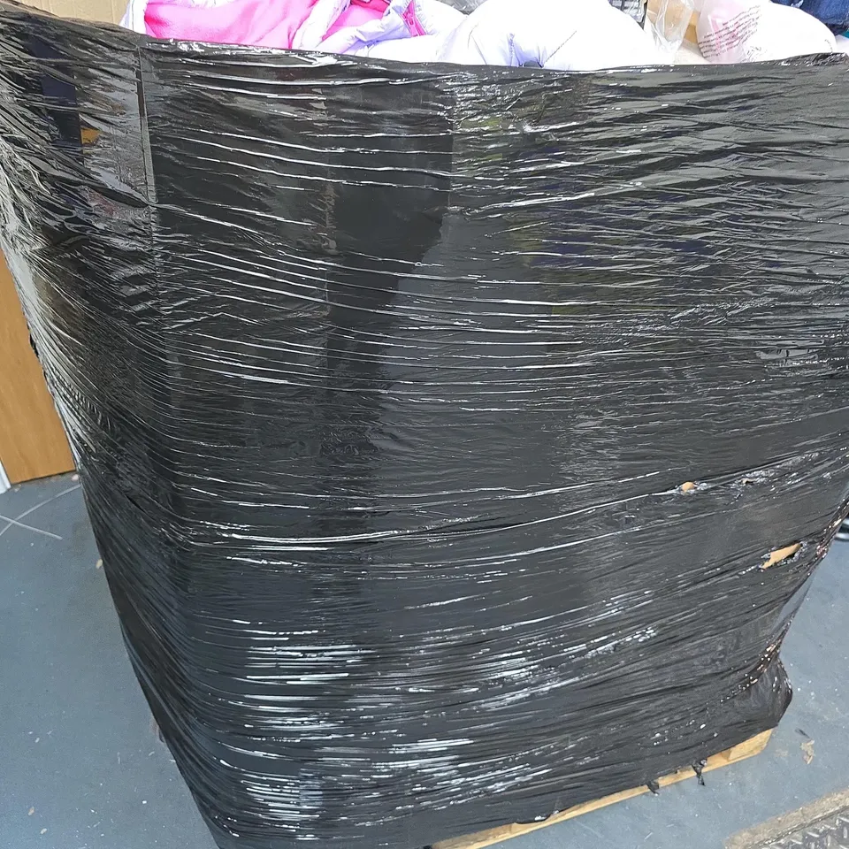 PALLET OF ASSORTED ITEMS TO INCLUDE CLOTHING AND HOUSEHOLD ITEMS 