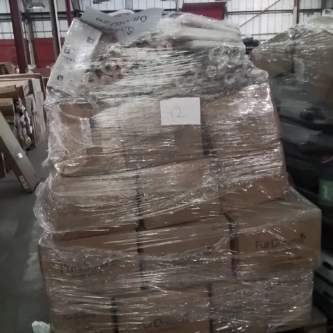 PALLET CON A LARGE QUANTITY OF FURDREAMS DOG ROBES