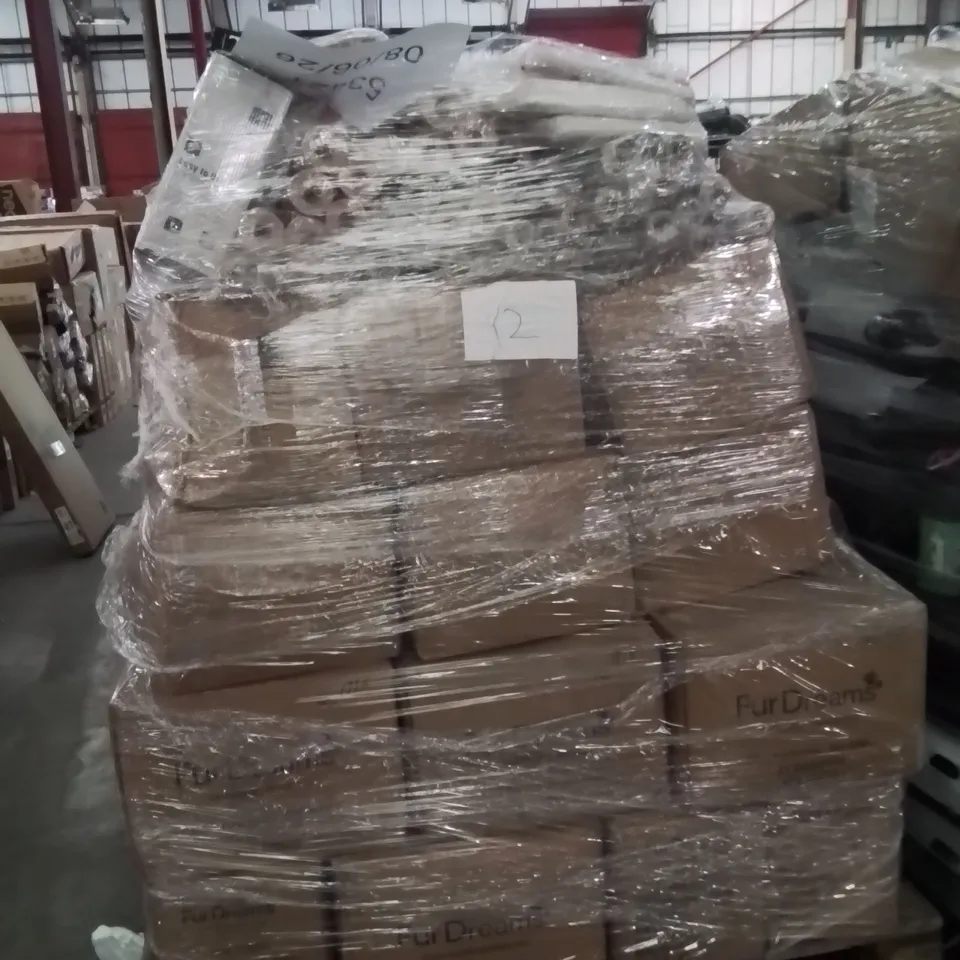 PALLET CON A LARGE QUANTITY OF FURDREAMS DOG ROBES