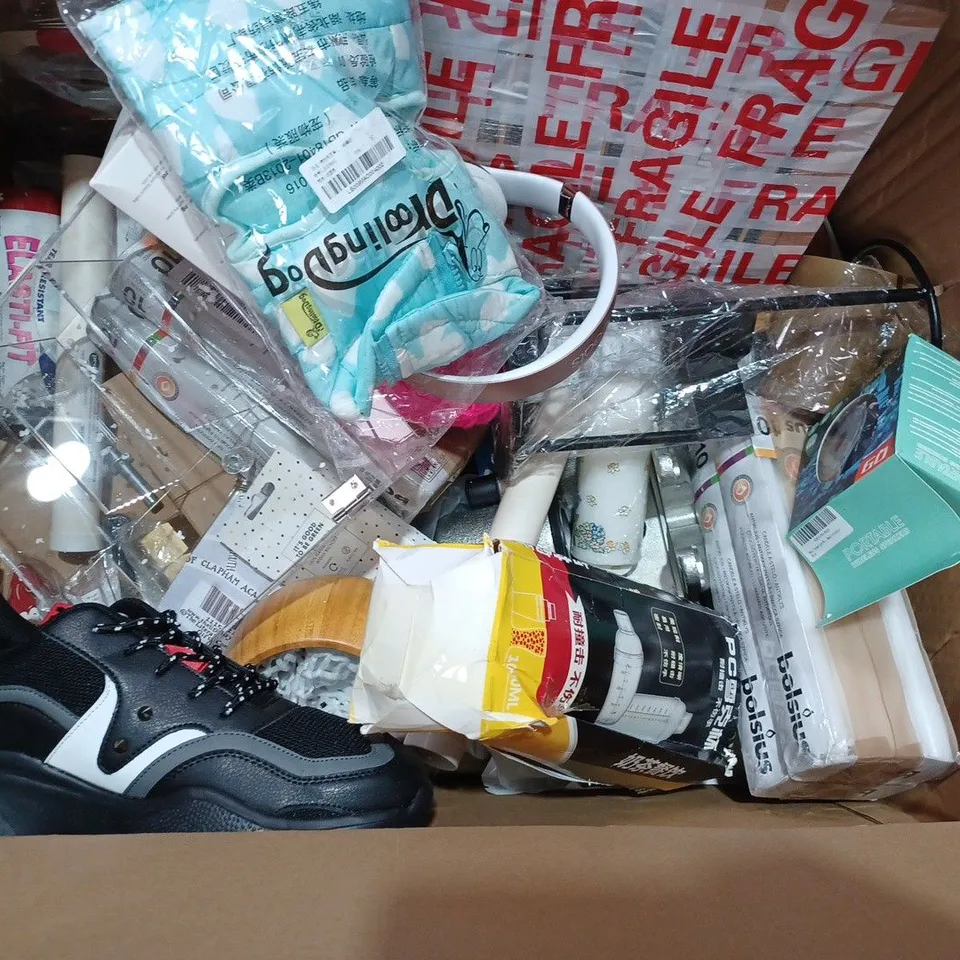 BOX OF APPROXIMATELY 10 ASSORTED HOUSEHOLD ITEMS TO INCLUDE BEATS HEADPHONES, GOSUND WI-FI SMART BULB, ETC
