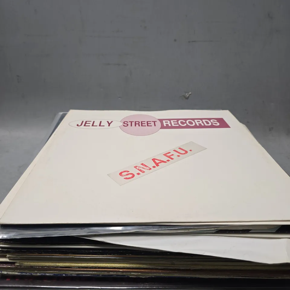 APPROXIMATELY 30 ASSORTED VINYL RECORDS TO INCLUDE MAX BYGRAVES, NEW MODEL ARMY, BABY RAVER ETC - COLLECTION ONLY  