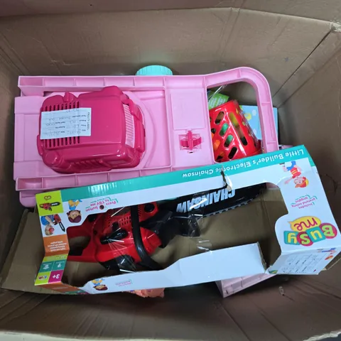 APPROXIMATELY 10 ASSORTED TOYS & GAMES PRODUCTS TO INCLUDE LITTLE BUILDERS CHAINSAW TOY, BATHTIME BEA, BUBBLE BLASTER, ETC - COLLECTION ONLY