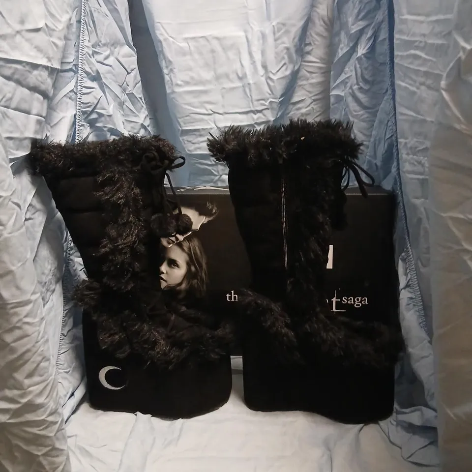 KOI X THE TWIGHLIGHT SAGA LA PUSH CRESCENT PLATFORM FAUX FUR LONG BOOTS - BLACK, UK6 (SN01)