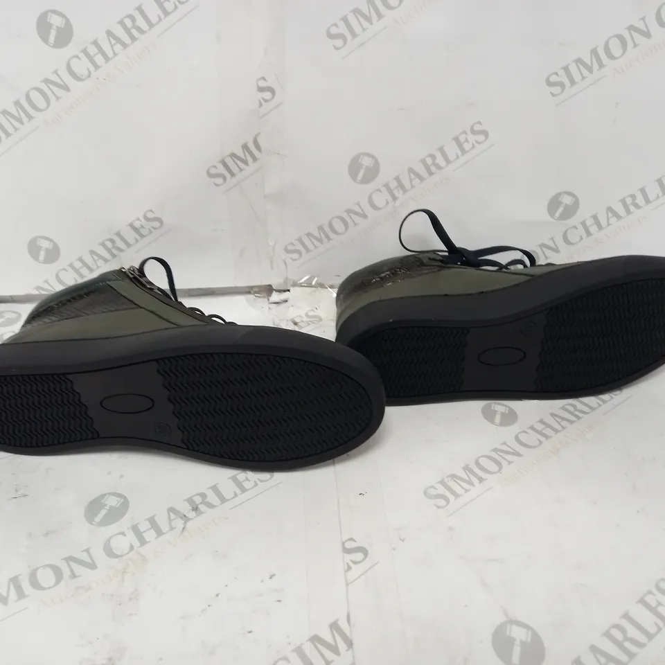 ADESSO LUNA ZIP TRAINER OLIVE SIZE 5 - BOXED 