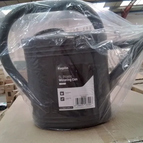 BOX CONTAINING APPROXIMATELY 12 BRAND NEW KEPLIN 5L PLASTIC WATERING CANS