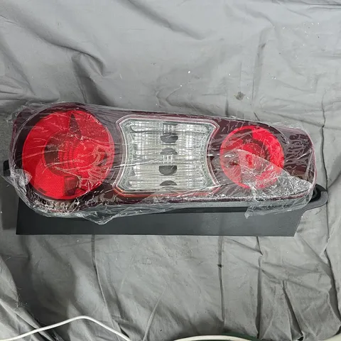 REAR TAIL LIGHT CLUSTER WITH RED LENSES AND CLEAR CENTRE 
