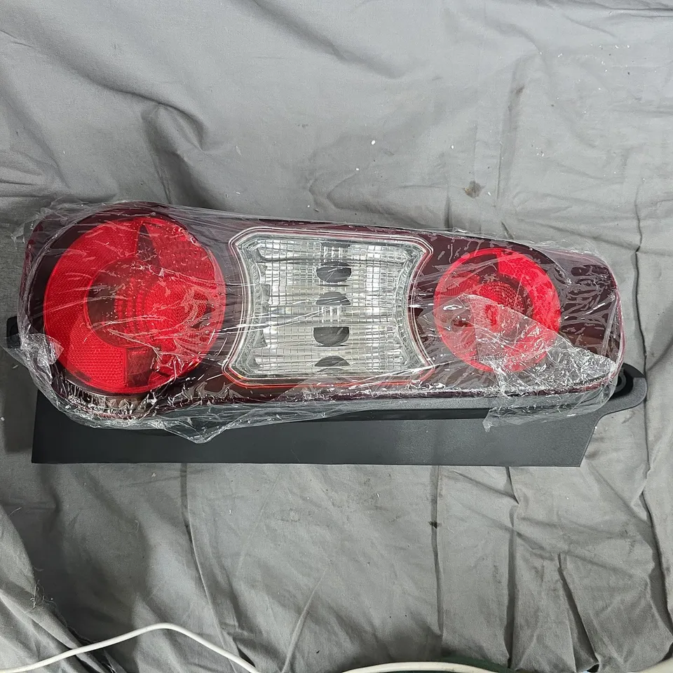 REAR TAIL LIGHT CLUSTER WITH RED LENSES AND CLEAR CENTRE 