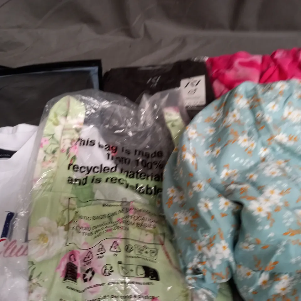 APPROXIMATELY 50 ASSORTED CLOTHING ITEMS TO INCLUDE T-SHIRT, SHIRT, DRESS, VEST 