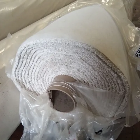 ROLL OF QUALITY SUBLIME VANILLA ICE CARPET // APPROX SIZE: 5 x 11.9m