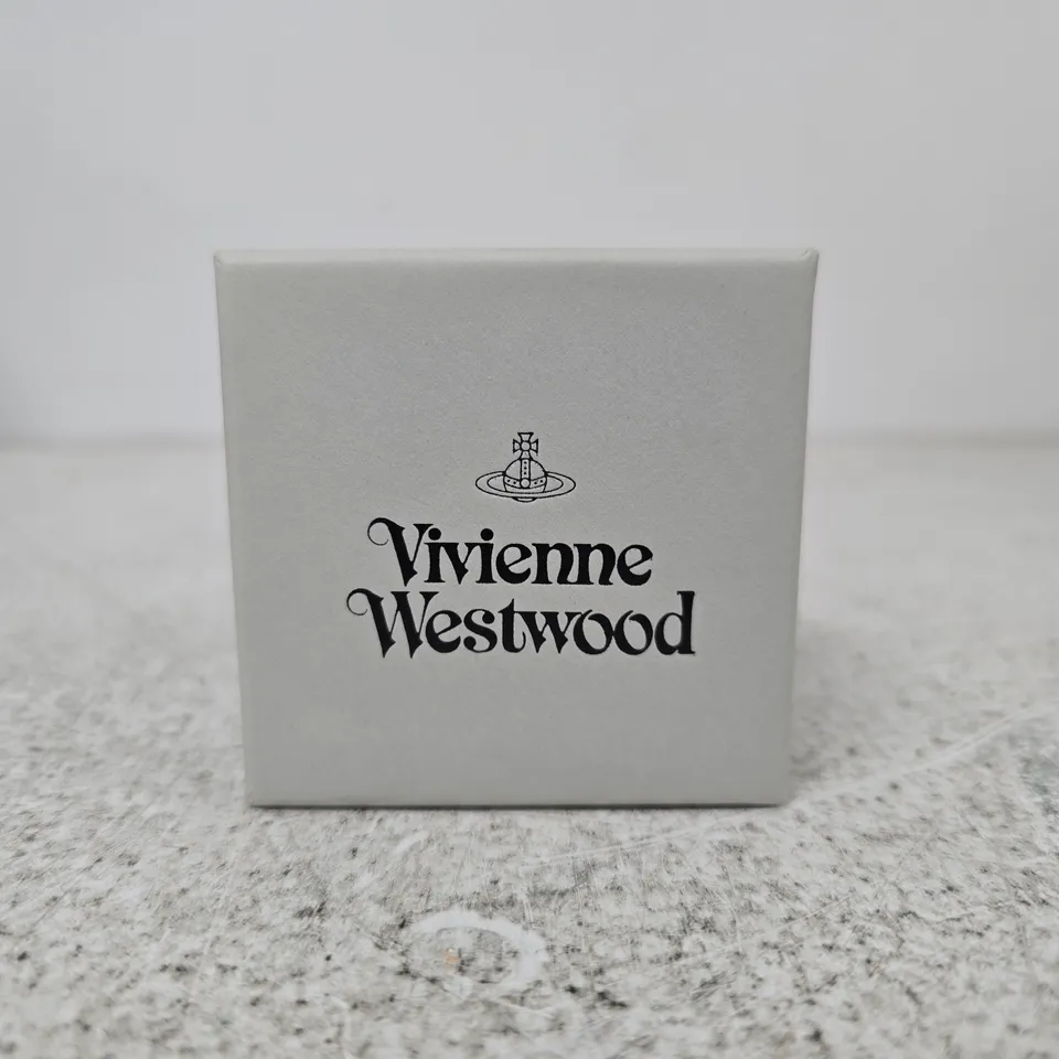 VIVIENNE WESTWOOD PEARL BRACELET WITH ORB CHARM – GOLD TONE