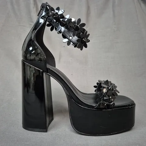 BOXED PAIR OF KOI OPEN TOE PLATFORM BLOCK HEEL SANDALS IN BLACK W. FLORAL DETAIL UK SIZE 7