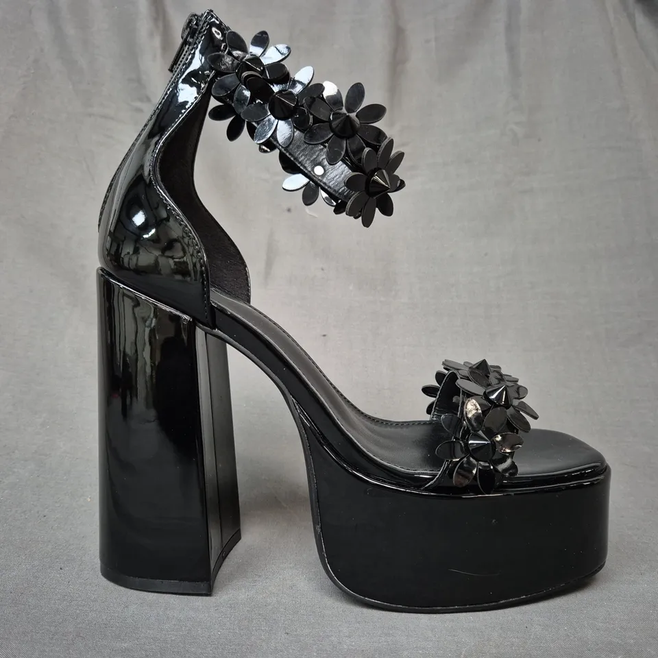 BOXED PAIR OF KOI OPEN TOE PLATFORM BLOCK HEEL SANDALS IN BLACK W. FLORAL DETAIL UK SIZE 7